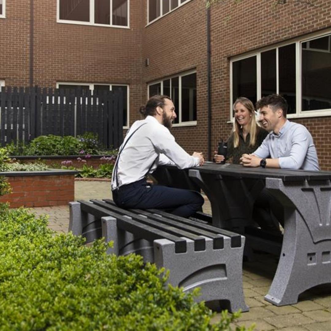 Ensemble ^pique nique tables et bancs